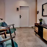 Lujza B Studio 44